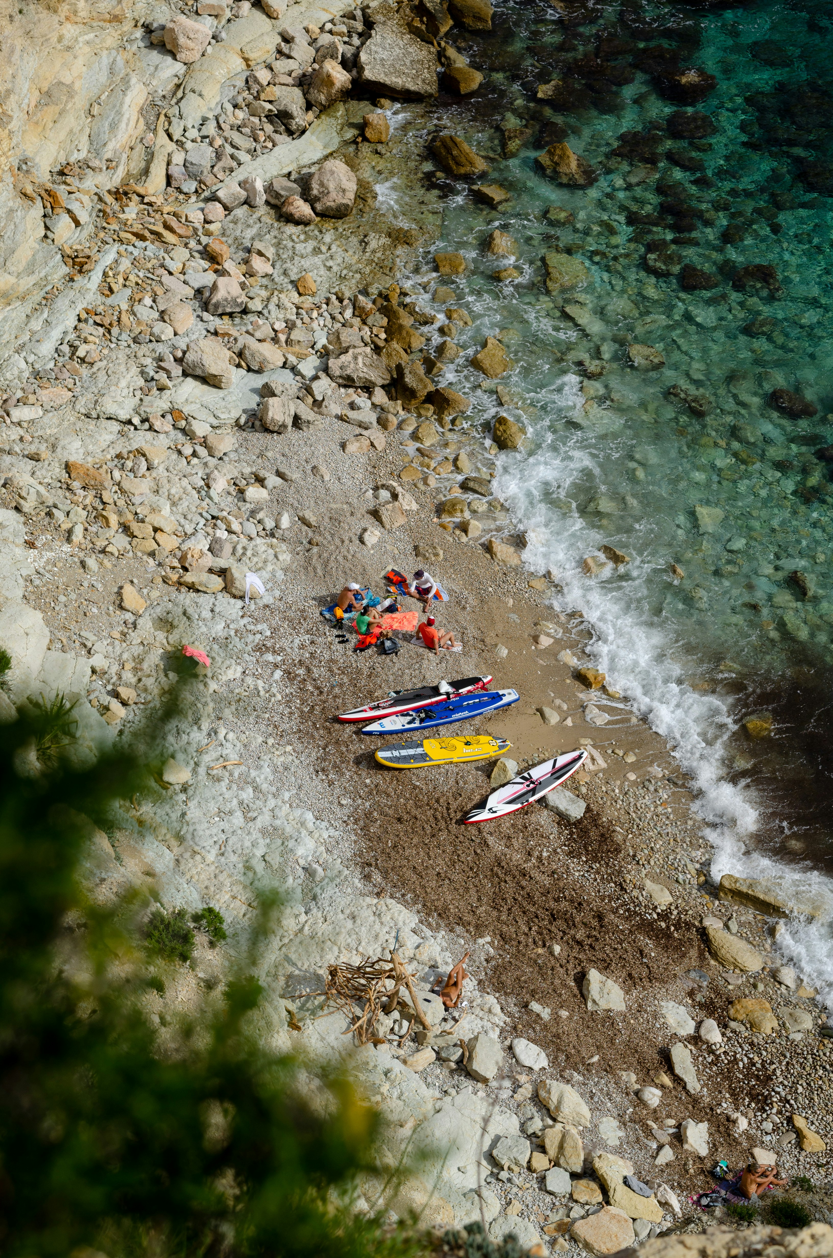 birds eye view photography of kayaks on seashore